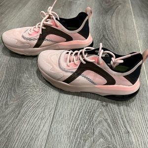 Fablethics tennis shoes size 6, worn twice for indoor workout.